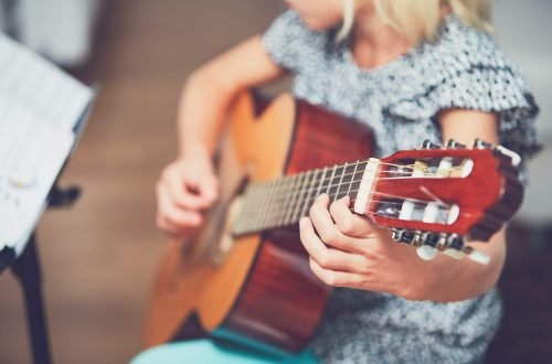 girl-learning-to-play-to-the-guitar.jpg